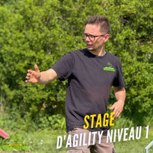 Charger l'image dans la galerie, Stage d’initiation à l’Agility au club canin Educhien – Club Canin de la Plaine de Jouars, avec apprentissage des obstacles, travail de la relation maître-chien et découverte d’un sport canin complet mêlant éducation, jeu, concentration et activité physique dans une ambiance conviviale.