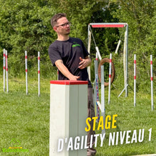 Charger l'image dans la galerie, Stage d’initiation à l’Agility au club canin Educhien – Club Canin de la Plaine de Jouars, avec apprentissage des obstacles, travail de la relation maître-chien et découverte d’un sport canin complet mêlant éducation, jeu, concentration et activité physique dans une ambiance conviviale.
